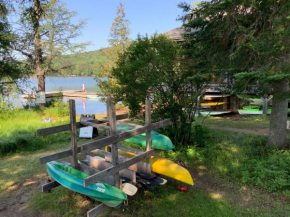 Spacious log cottage 5 min access to lake, canoe and pool